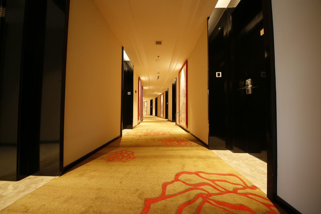 Howard Johnson Flower City Hotel Куньмін Екстер'єр фото