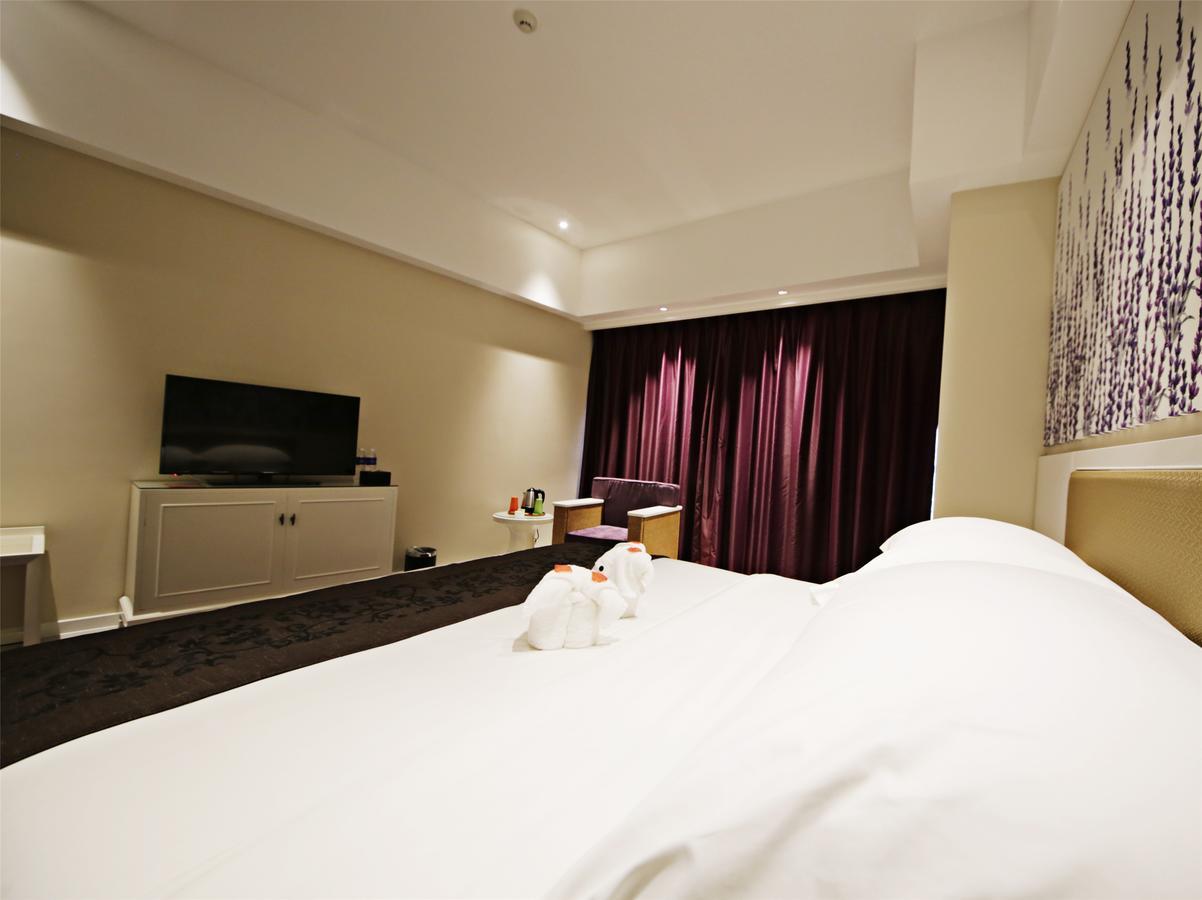 Howard Johnson Flower City Hotel Куньмін Екстер'єр фото