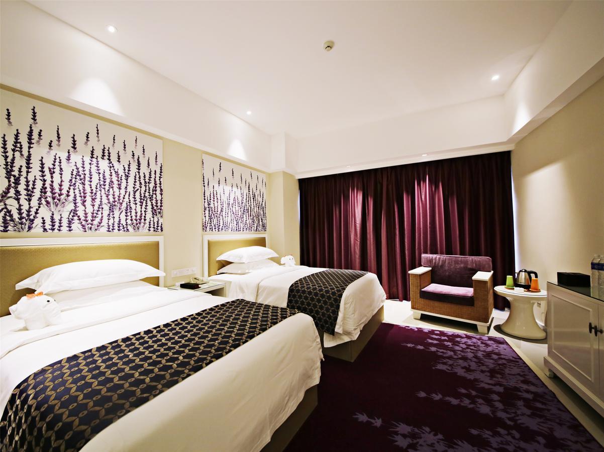 Howard Johnson Flower City Hotel Куньмін Екстер'єр фото