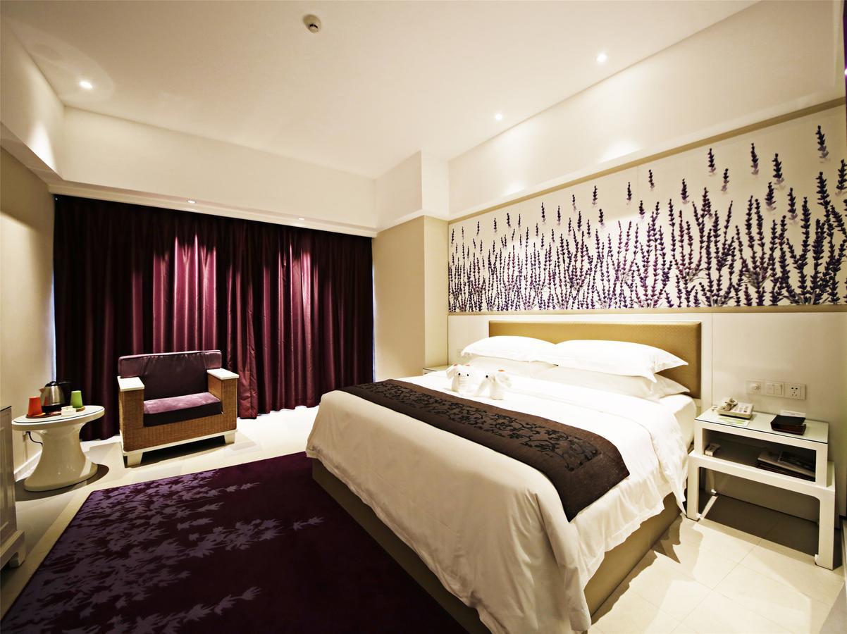 Howard Johnson Flower City Hotel Куньмін Екстер'єр фото